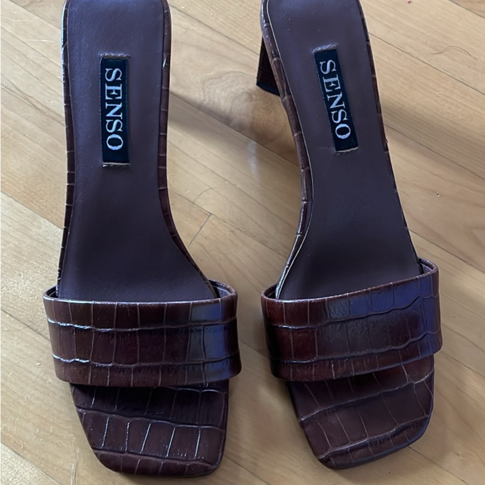 SENSO Dark Brown Croc-Embossed Heels